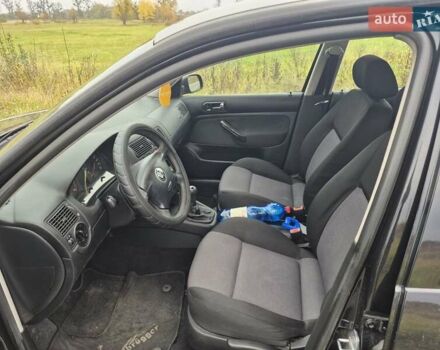 Черный Фольксваген Гольф, объемом двигателя 1.39 л и пробегом 232 тыс. км за 3950 $, фото 12 на Automoto.ua