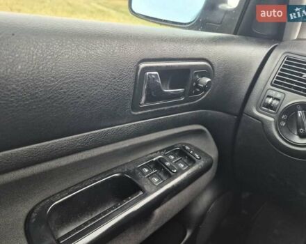 Черный Фольксваген Гольф, объемом двигателя 1.39 л и пробегом 232 тыс. км за 3950 $, фото 6 на Automoto.ua