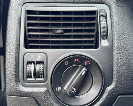 Черный Фольксваген Гольф, объемом двигателя 1.39 л и пробегом 197 тыс. км за 3997 $, фото 42 на Automoto.ua