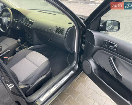 Черный Фольксваген Гольф, объемом двигателя 1.39 л и пробегом 220 тыс. км за 3999 $, фото 13 на Automoto.ua