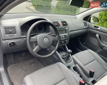 Черный Фольксваген Гольф, объемом двигателя 1.6 л и пробегом 237 тыс. км за 5150 $, фото 12 на Automoto.ua