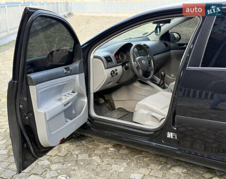 Черный Фольксваген Гольф, объемом двигателя 1.39 л и пробегом 256 тыс. км за 5299 $, фото 15 на Automoto.ua