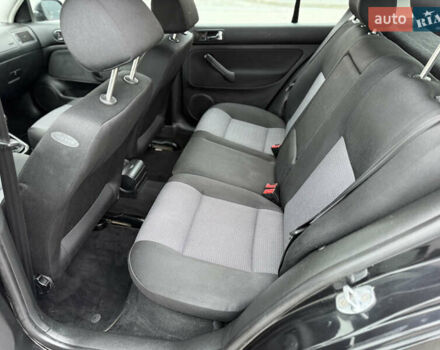 Черный Фольксваген Гольф, объемом двигателя 1.6 л и пробегом 266 тыс. км за 4650 $, фото 43 на Automoto.ua