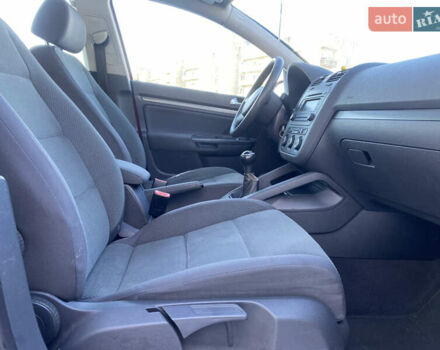 Черный Фольксваген Гольф, объемом двигателя 1.6 л и пробегом 231 тыс. км за 5150 $, фото 27 на Automoto.ua