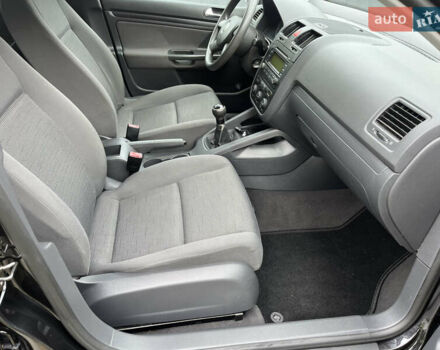 Черный Фольксваген Гольф, объемом двигателя 1.6 л и пробегом 211 тыс. км за 5400 $, фото 27 на Automoto.ua