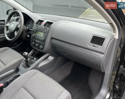 Черный Фольксваген Гольф, объемом двигателя 1.6 л и пробегом 211 тыс. км за 5400 $, фото 28 на Automoto.ua