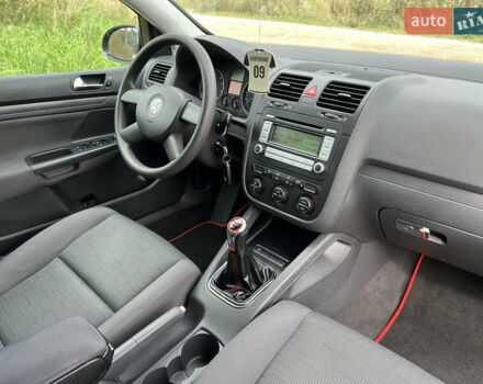 Черный Фольксваген Гольф, объемом двигателя 1.4 л и пробегом 175 тыс. км за 4900 $, фото 28 на Automoto.ua