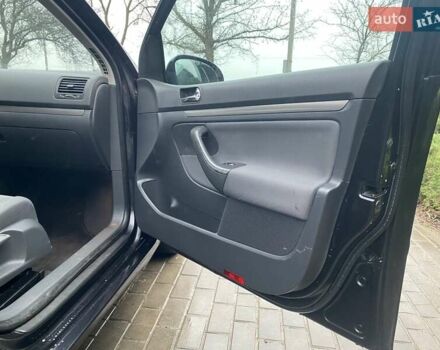 Черный Фольксваген Гольф, объемом двигателя 1.6 л и пробегом 220 тыс. км за 5099 $, фото 30 на Automoto.ua