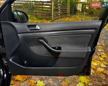 Черный Фольксваген Гольф, объемом двигателя 1.4 л и пробегом 214 тыс. км за 5490 $, фото 24 на Automoto.ua