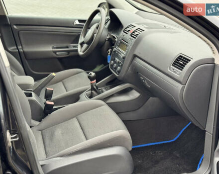 Черный Фольксваген Гольф, объемом двигателя 1.4 л и пробегом 197 тыс. км за 5500 $, фото 19 на Automoto.ua