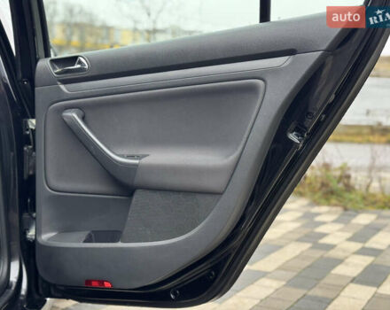 Черный Фольксваген Гольф, объемом двигателя 1.4 л и пробегом 197 тыс. км за 5500 $, фото 24 на Automoto.ua