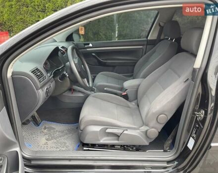 Черный Фольксваген Гольф, объемом двигателя 1.6 л и пробегом 260 тыс. км за 5499 $, фото 11 на Automoto.ua