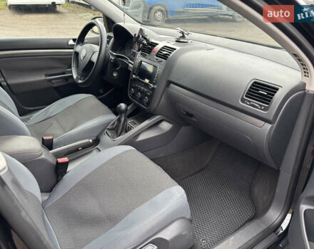 Черный Фольксваген Гольф, объемом двигателя 1.6 л и пробегом 243 тыс. км за 5000 $, фото 5 на Automoto.ua