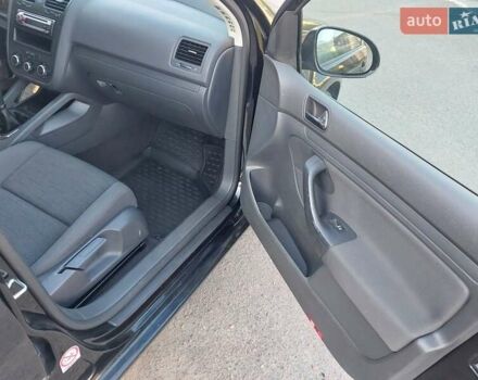 Черный Фольксваген Гольф, объемом двигателя 1.6 л и пробегом 220 тыс. км за 5950 $, фото 24 на Automoto.ua