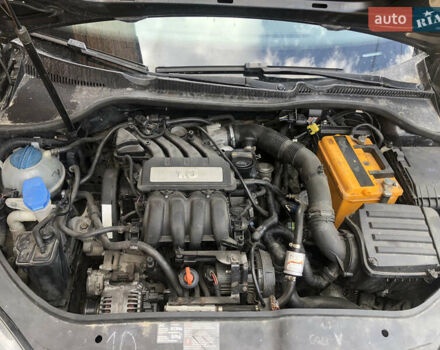 Черный Фольксваген Гольф, объемом двигателя 1.6 л и пробегом 230 тыс. км за 3500 $, фото 6 на Automoto.ua