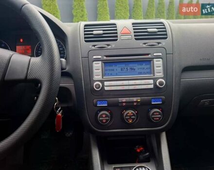 Черный Фольксваген Гольф, объемом двигателя 1.6 л и пробегом 219 тыс. км за 6400 $, фото 5 на Automoto.ua