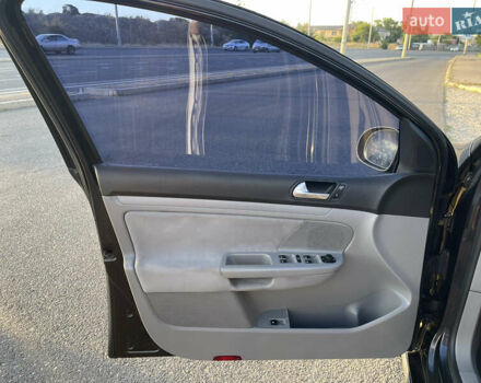 Черный Фольксваген Гольф, объемом двигателя 1.6 л и пробегом 138 тыс. км за 6500 $, фото 7 на Automoto.ua