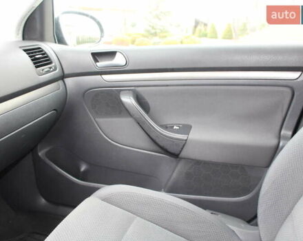 Черный Фольксваген Гольф, объемом двигателя 1.6 л и пробегом 203 тыс. км за 5890 $, фото 47 на Automoto.ua