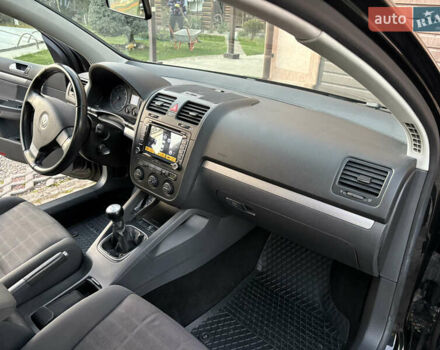 Черный Фольксваген Гольф, объемом двигателя 1.6 л и пробегом 240 тыс. км за 6150 $, фото 24 на Automoto.ua