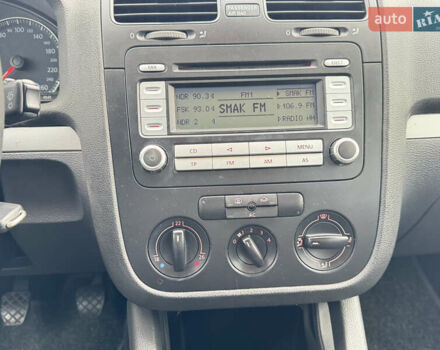 Черный Фольксваген Гольф, объемом двигателя 1.6 л и пробегом 218 тыс. км за 5900 $, фото 17 на Automoto.ua