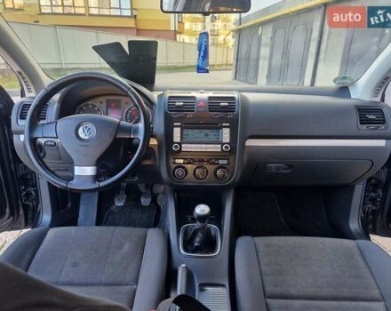 Черный Фольксваген Гольф, объемом двигателя 1.6 л и пробегом 255 тыс. км за 5950 $, фото 52 на Automoto.ua
