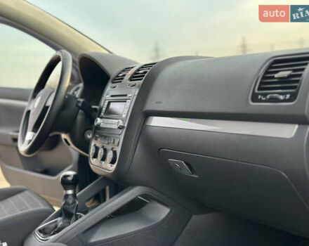 Черный Фольксваген Гольф, объемом двигателя 1.6 л и пробегом 227 тыс. км за 6299 $, фото 41 на Automoto.ua