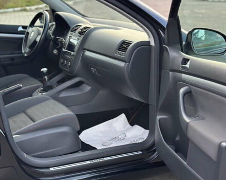 Черный Фольксваген Гольф, объемом двигателя 1.6 л и пробегом 232 тыс. км за 5750 $, фото 26 на Automoto.ua