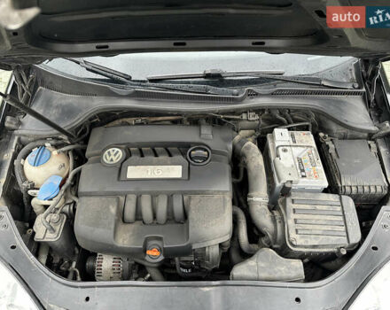 Черный Фольксваген Гольф, объемом двигателя 1.6 л и пробегом 250 тыс. км за 6100 $, фото 6 на Automoto.ua