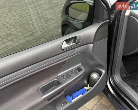 Черный Фольксваген Гольф, объемом двигателя 1.6 л и пробегом 173 тыс. км за 7000 $, фото 37 на Automoto.ua