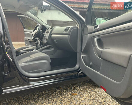 Черный Фольксваген Гольф, объемом двигателя 1.6 л и пробегом 253 тыс. км за 6250 $, фото 65 на Automoto.ua