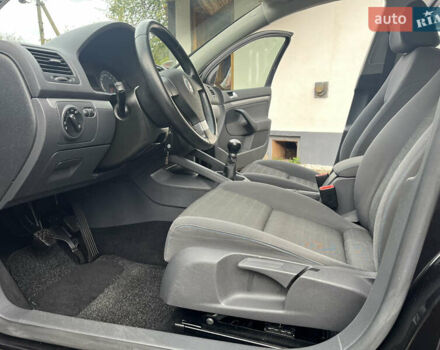 Черный Фольксваген Гольф, объемом двигателя 1.6 л и пробегом 253 тыс. км за 6250 $, фото 63 на Automoto.ua