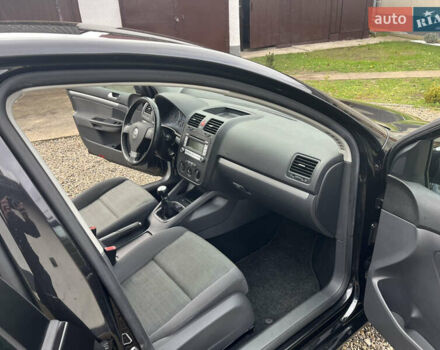 Черный Фольксваген Гольф, объемом двигателя 1.6 л и пробегом 253 тыс. км за 6250 $, фото 67 на Automoto.ua