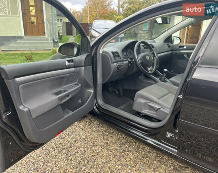 Черный Фольксваген Гольф, объемом двигателя 1.6 л и пробегом 253 тыс. км за 6250 $, фото 59 на Automoto.ua