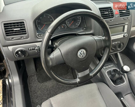 Черный Фольксваген Гольф, объемом двигателя 1.6 л и пробегом 253 тыс. км за 6250 $, фото 75 на Automoto.ua