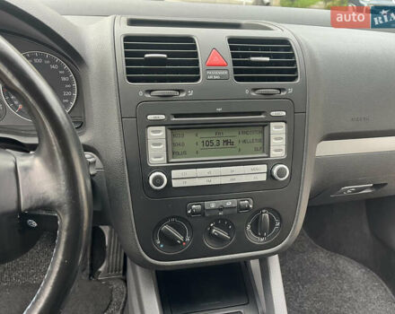 Черный Фольксваген Гольф, объемом двигателя 1.6 л и пробегом 253 тыс. км за 6250 $, фото 77 на Automoto.ua