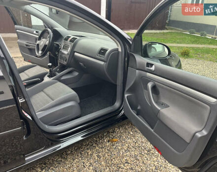 Черный Фольксваген Гольф, объемом двигателя 1.6 л и пробегом 253 тыс. км за 6250 $, фото 60 на Automoto.ua