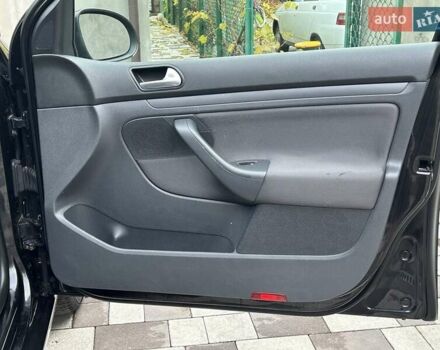 Черный Фольксваген Гольф, объемом двигателя 1.6 л и пробегом 196 тыс. км за 6200 $, фото 49 на Automoto.ua