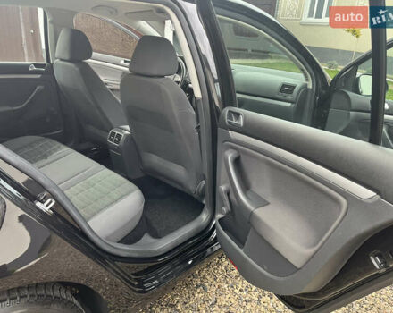 Черный Фольксваген Гольф, объемом двигателя 1.6 л и пробегом 253 тыс. км за 6250 $, фото 61 на Automoto.ua