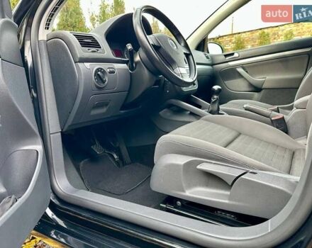 Черный Фольксваген Гольф, объемом двигателя 1.6 л и пробегом 215 тыс. км за 6300 $, фото 56 на Automoto.ua