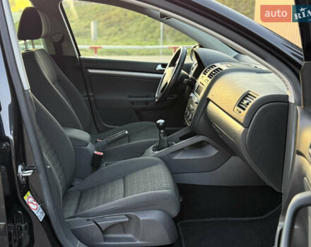 Черный Фольксваген Гольф, объемом двигателя 1.4 л и пробегом 211 тыс. км за 5690 $, фото 68 на Automoto.ua