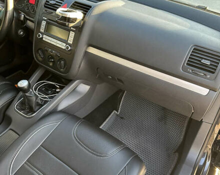 Черный Фольксваген Гольф, объемом двигателя 1.6 л и пробегом 300 тыс. км за 5299 $, фото 8 на Automoto.ua