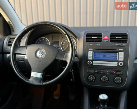 Черный Фольксваген Гольф, объемом двигателя 1.4 л и пробегом 211 тыс. км за 5690 $, фото 75 на Automoto.ua