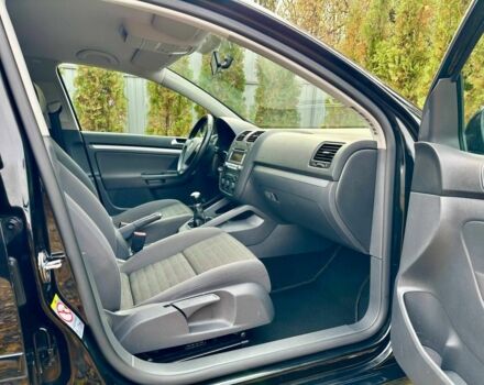 Черный Фольксваген Гольф, объемом двигателя 1.6 л и пробегом 215 тыс. км за 6300 $, фото 15 на Automoto.ua