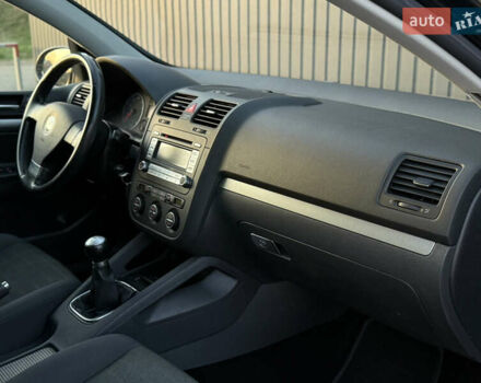 Черный Фольксваген Гольф, объемом двигателя 1.4 л и пробегом 211 тыс. км за 5690 $, фото 70 на Automoto.ua