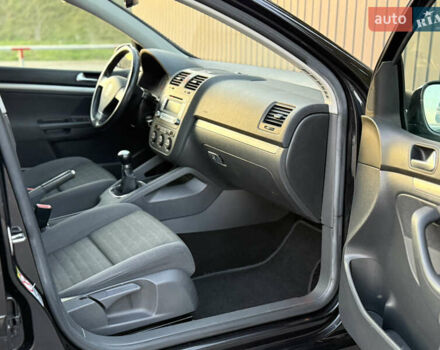 Черный Фольксваген Гольф, объемом двигателя 1.4 л и пробегом 211 тыс. км за 5690 $, фото 67 на Automoto.ua