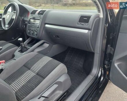 Черный Фольксваген Гольф, объемом двигателя 1.6 л и пробегом 198 тыс. км за 6499 $, фото 29 на Automoto.ua