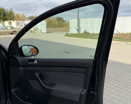 Черный Фольксваген Гольф, объемом двигателя 1.6 л и пробегом 243 тыс. км за 5999 $, фото 24 на Automoto.ua