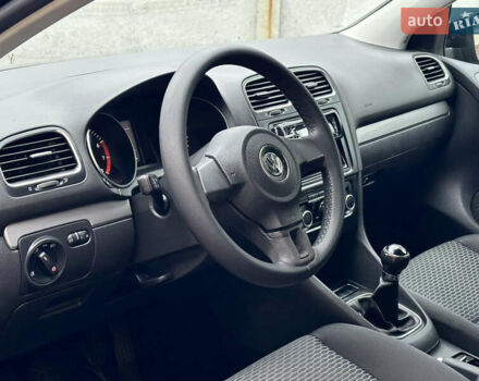 Черный Фольксваген Гольф, объемом двигателя 1.6 л и пробегом 138 тыс. км за 7950 $, фото 22 на Automoto.ua