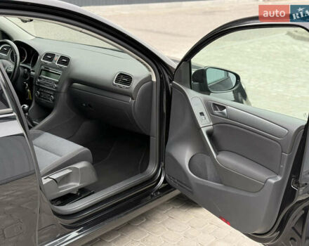 Черный Фольксваген Гольф, объемом двигателя 1.6 л и пробегом 160 тыс. км за 7500 $, фото 12 на Automoto.ua