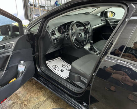 Черный Фольксваген Гольф, объемом двигателя 1.6 л и пробегом 299 тыс. км за 11500 $, фото 47 на Automoto.ua